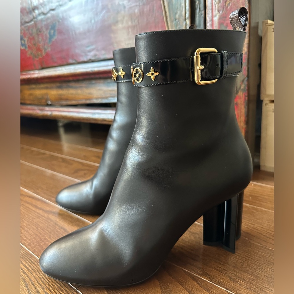 LOUIS VUITTON Black Leather Ankle Boots